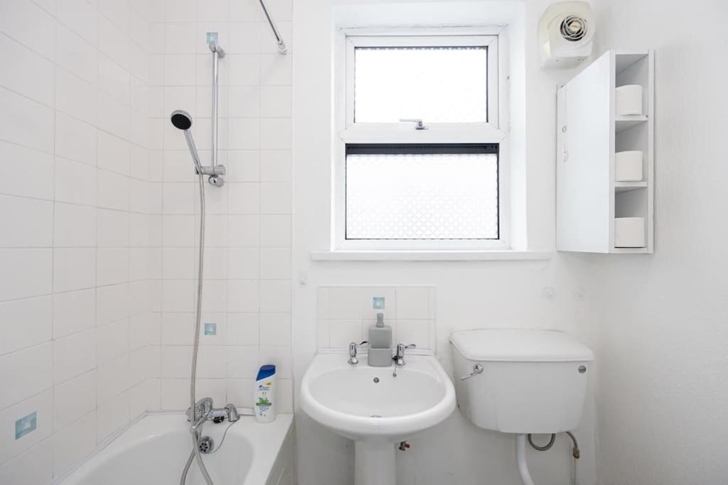 Bright & Modern 3 Bedroom Old Trafford Home Manchester Exterior photo