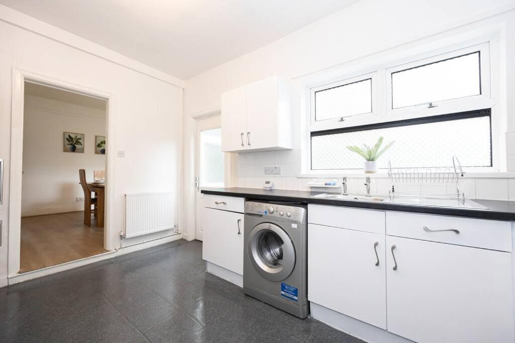 Bright & Modern 3 Bedroom Old Trafford Home Manchester Exterior photo