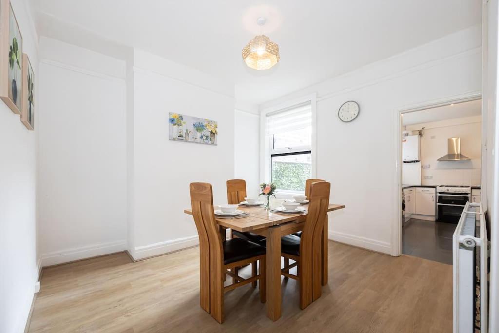 Bright & Modern 3 Bedroom Old Trafford Home Manchester Exterior photo