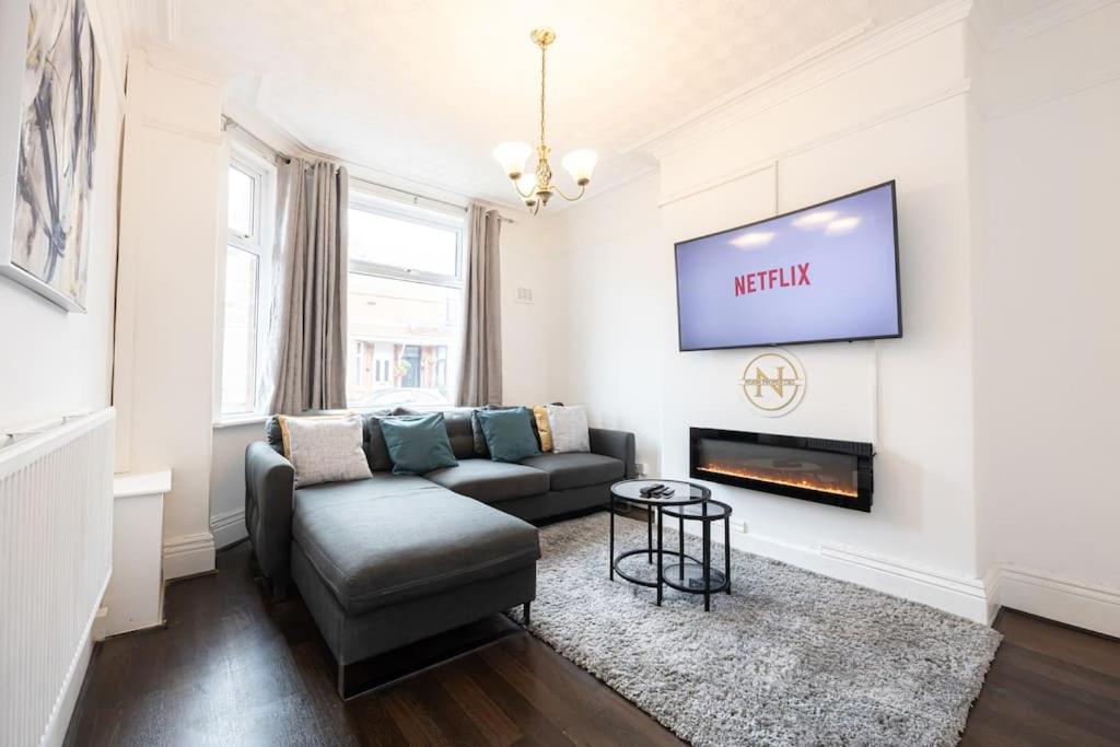 Bright & Modern 3 Bedroom Old Trafford Home Manchester Exterior photo